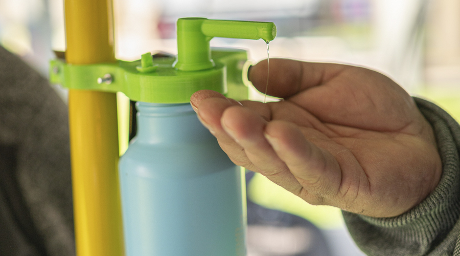 Innovador dispensador de alcohol gel para taxibuses fue diseñado en USS Concepción