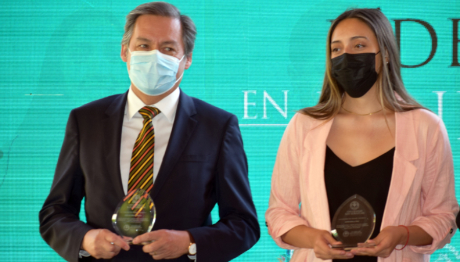Decano de Medicina, Carlos Perez junto a otra premiada como líder en pandemia