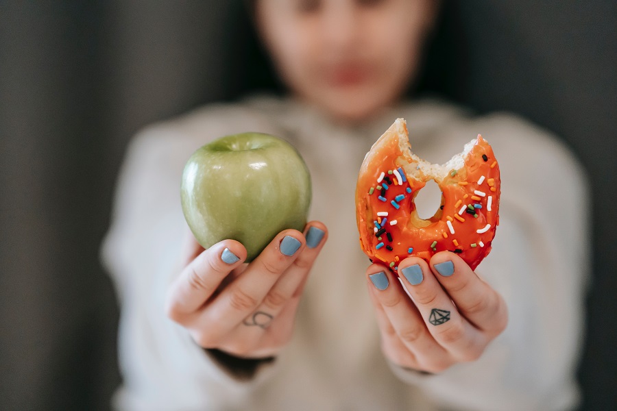 Cepillar los dientes al menos dos veces al día, priorizar el agua frente a las bebidas azucaradas, evitar los alimentos pegajosos y consumir dulces durante las comidas, no entre ellas; contribuyen al cuidado bucal. 