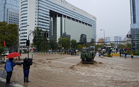 ¿Por qué Santiago se inunda cada vez que llueve?