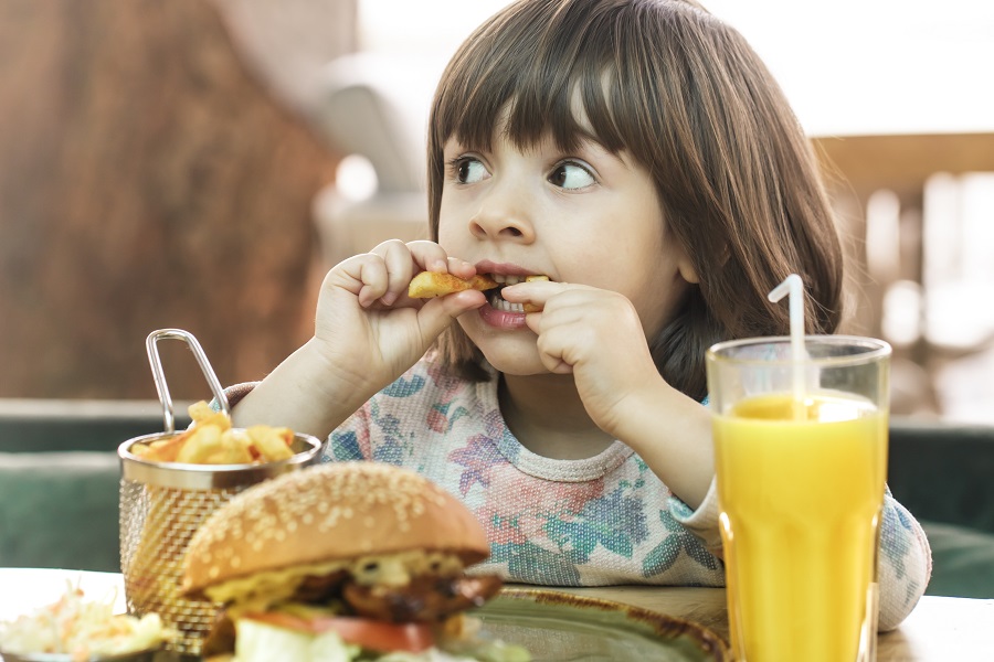 Estudio alerta sobre los peligros de los menús infantiles en locales de comida rápida
