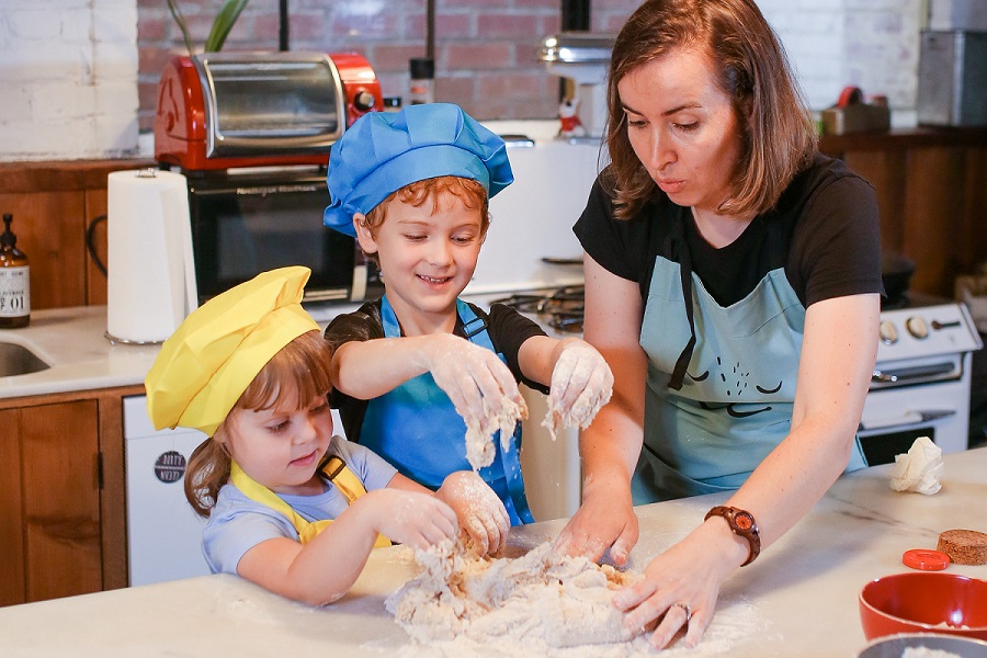 Niños cocinando